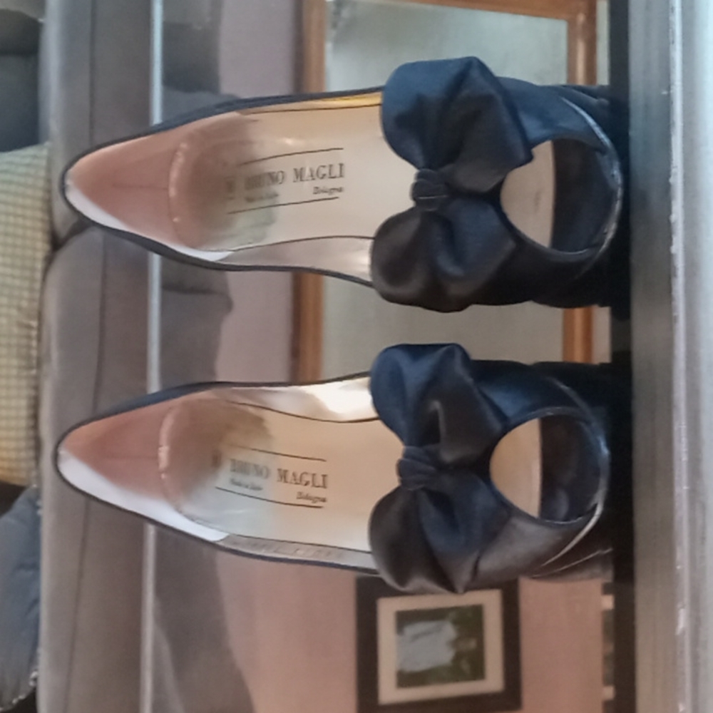 Bruno Magli size 8 AAA satin shoes